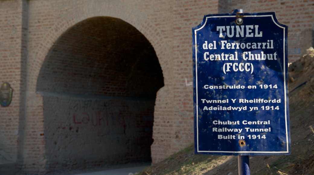 Puerto Madryn which includes signage