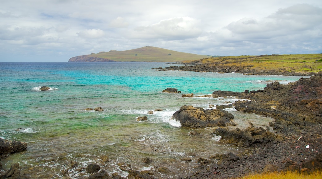 Praia Ovahe que inclui litoral acidentado