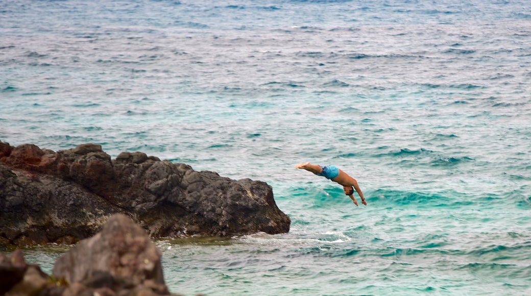 Playa Ovahe ofreciendo costa escarpada y también un hombre