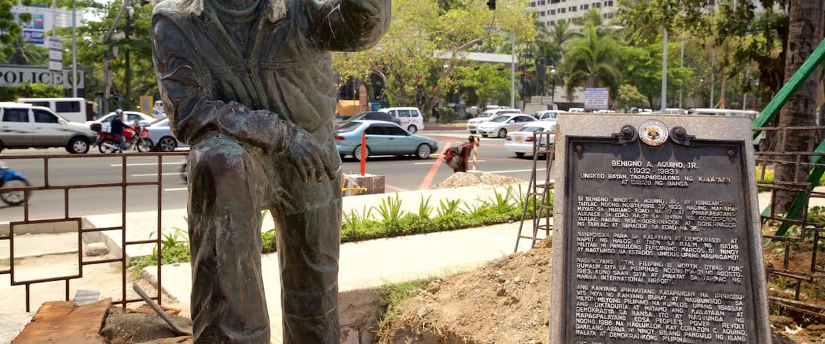 Bahía de Manila mostrando señalización y una estatua o escultura