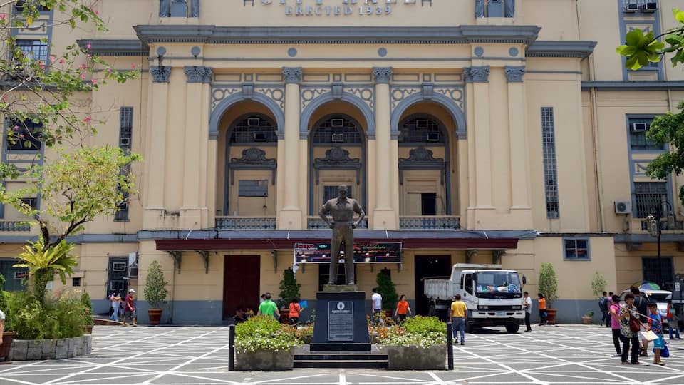 Manila showing a square or plaza, a statue or sculpture and a park