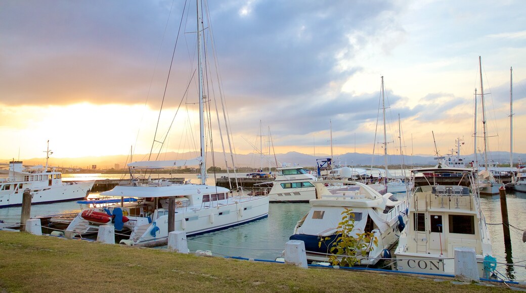 Club de yates Cebu mostrando un atardecer y una bahía o un puerto