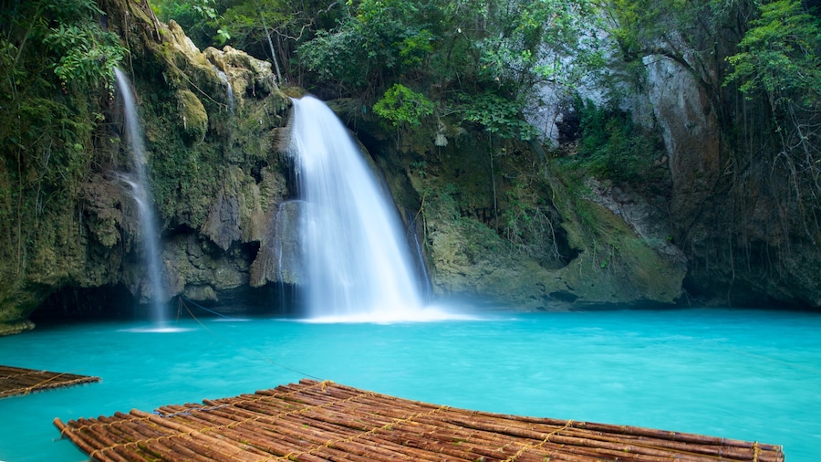 Kawasan Falls toont een rivier of beek en een cascade