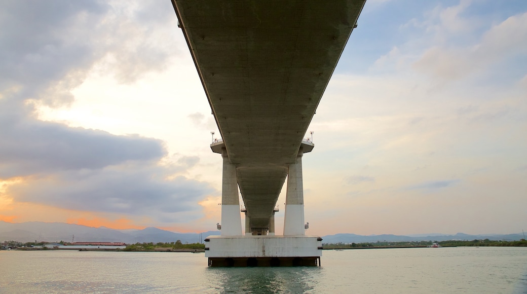 Puente Marcelo Fernan mostrando un puente, un río o arroyo y un atardecer