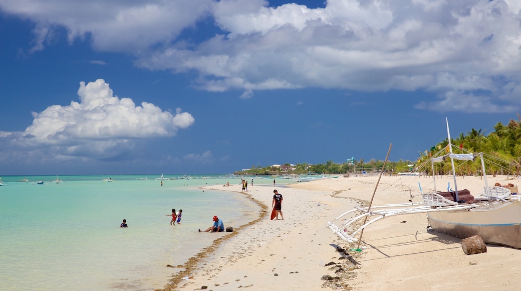 Santa Fe que incluye vista general a la costa y una playa de arena