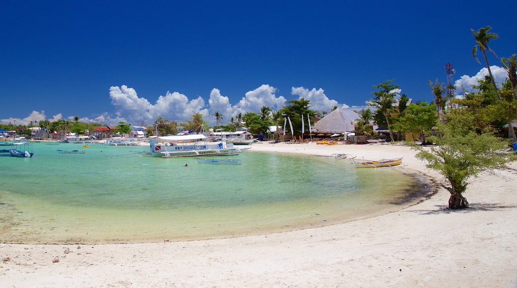 Logon que incluye una playa de arena y vistas generales de la costa