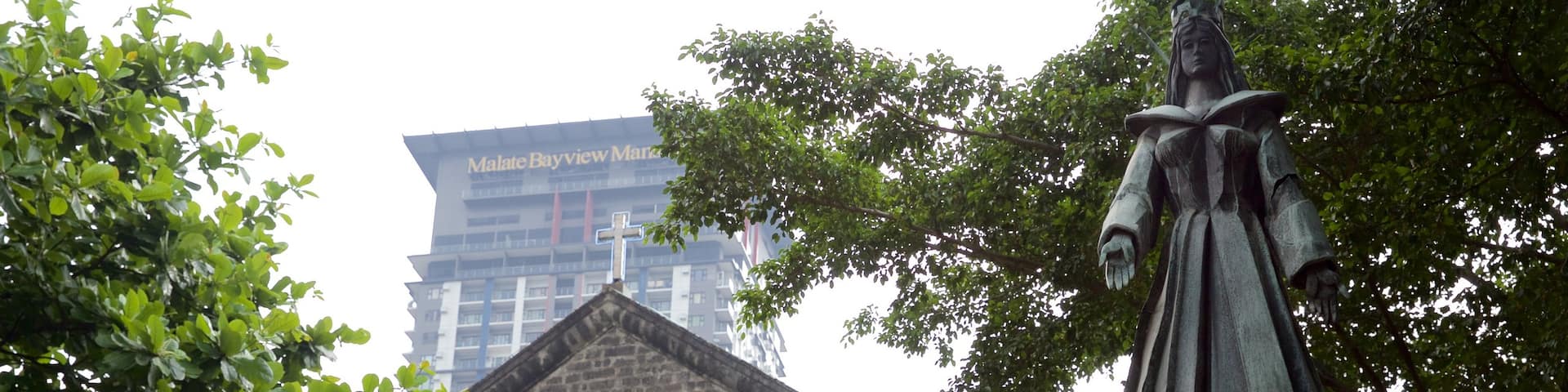 Malate qui includes éléments religieux, statue ou sculpture et patrimoine architectural