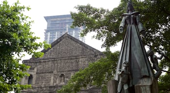 Malate showing a statue or sculpture, religious aspects and a church or cathedral