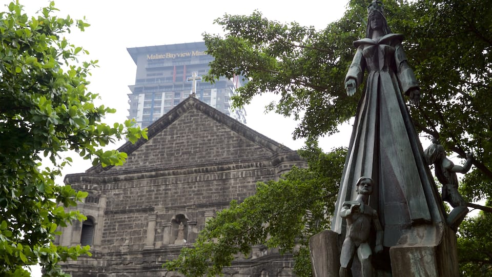 Malate ofreciendo una estatua o escultura, arquitectura patrimonial y elementos religiosos