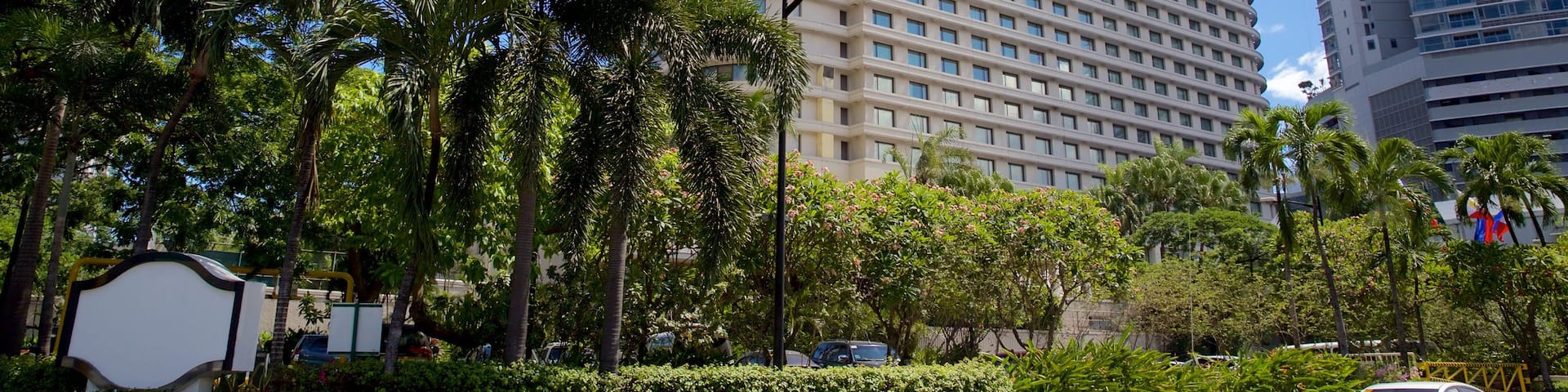Ortigas Center showing a city and a garden