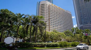 Ortigas Center showing a city and a garden