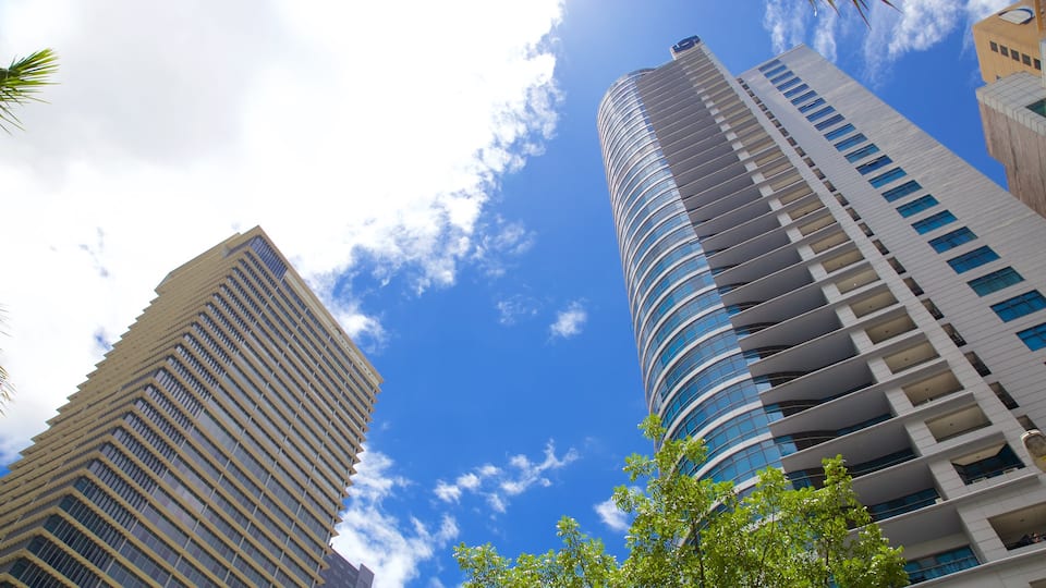 Ortigas Center mit einem Hochhaus und Stadt