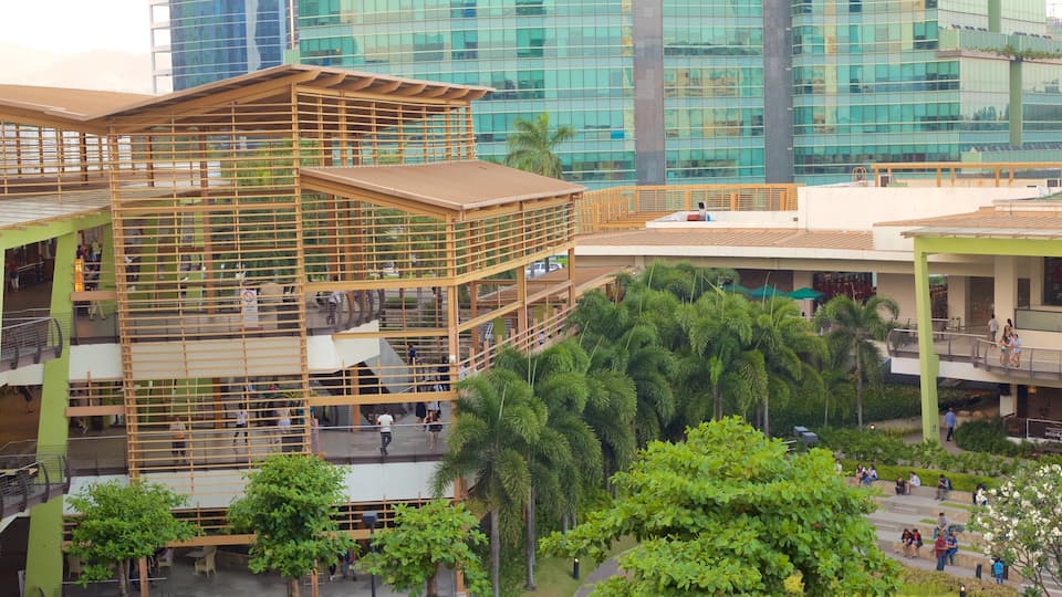 Ayala Center que incluye arquitectura moderna y jardín