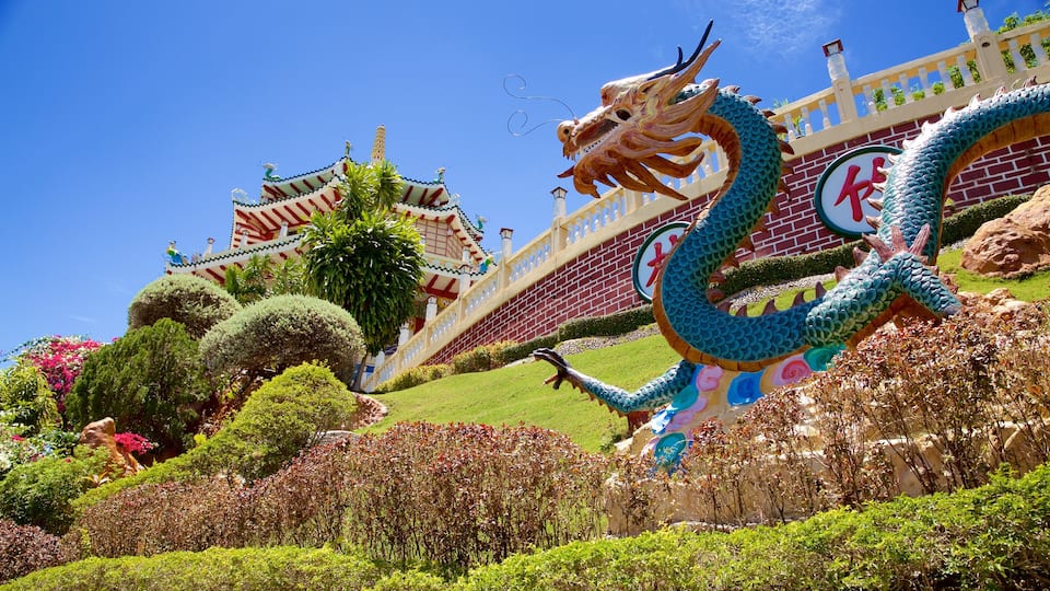 Templo Taoista de Filipinas ofreciendo una estatua o escultura y un parque