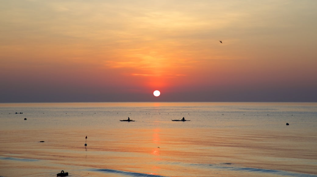 オスロブ ビーチ 表示 夕焼け と 海岸線の眺め