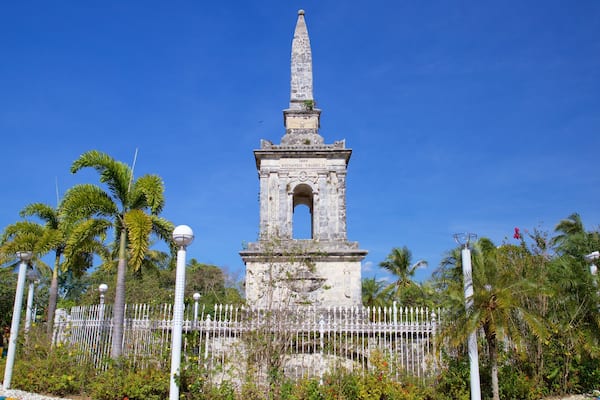 Magellan Shrine which includes a garden and a monument