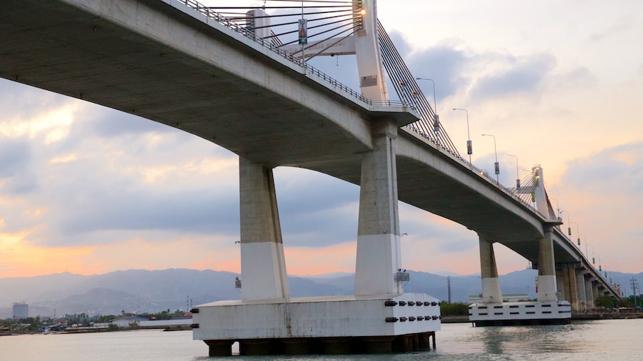 Puente Marcelo Fernan ofreciendo un puente y un atardecer