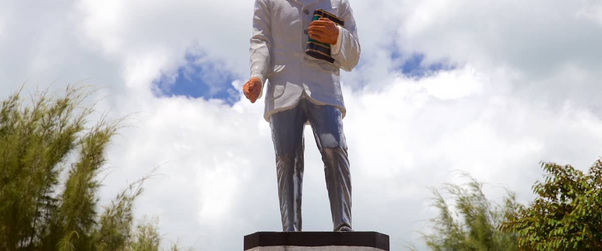 Bantayan Public Plaza showing a statue or sculpture