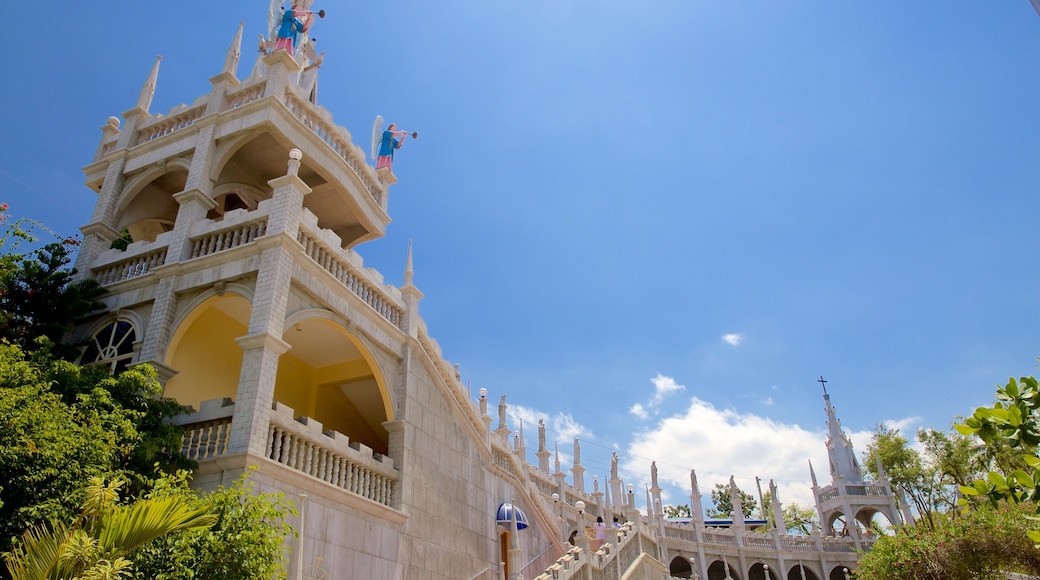 Temple de Simala qui includes patrimoine architectural