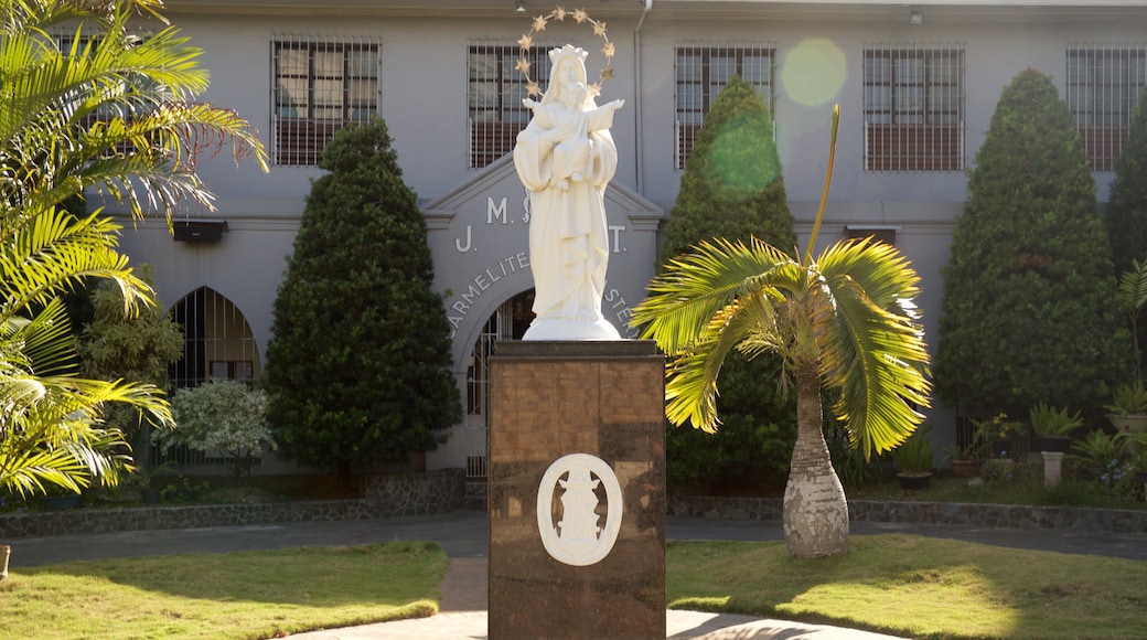 Kloster der Karmeliterinnen mit einem Park und Statue oder Skulptur