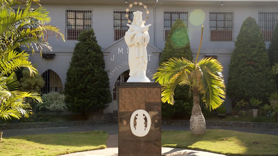 Monasterio de las Carmelitas ofreciendo una estatua o escultura y un parque
