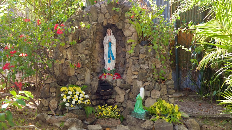 Monasterio de las Carmelitas ofreciendo un parque y una estatua o escultura