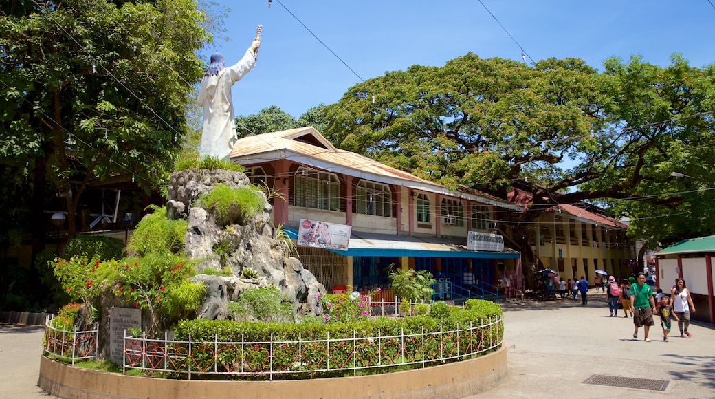 Igreja da Nossa Senhora da Regra mostrando um jardim