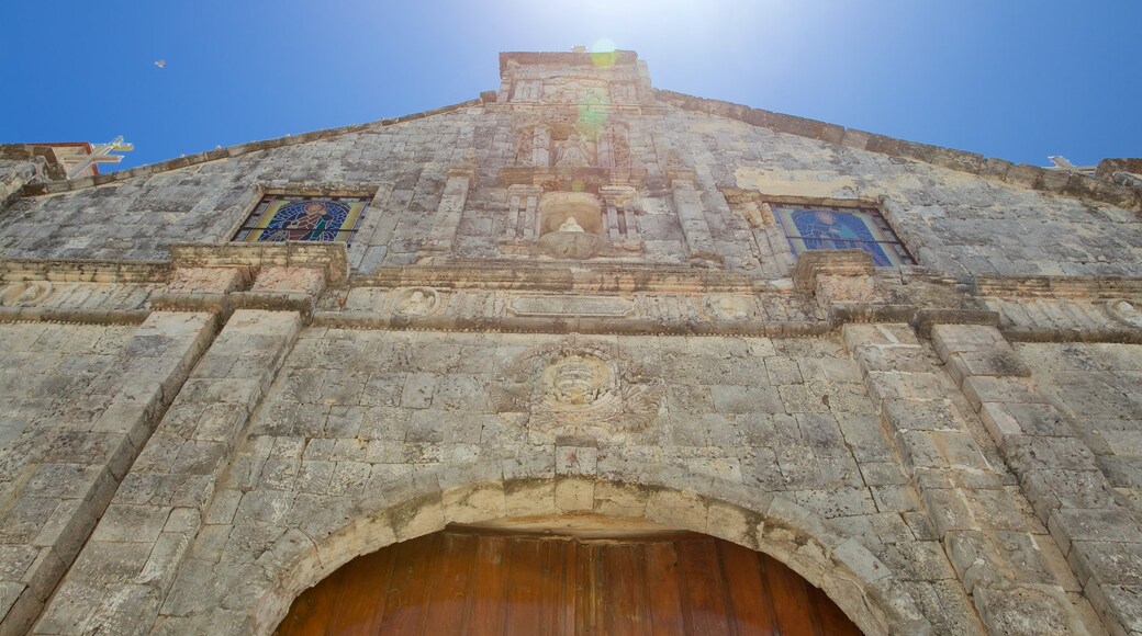 Isla de Cebú ofreciendo patrimonio de arquitectura, una iglesia o catedral y elementos religiosos