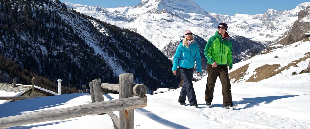 Matterhorn featuring lumikenkäily, lunta ja vuoret