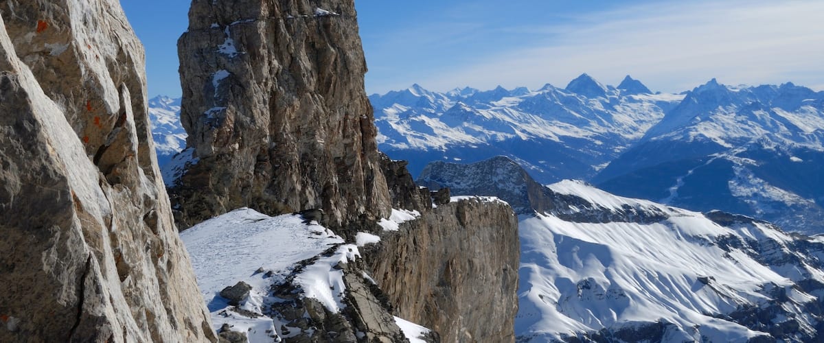 Les Diablerets Ski Resort showing mountains and snow