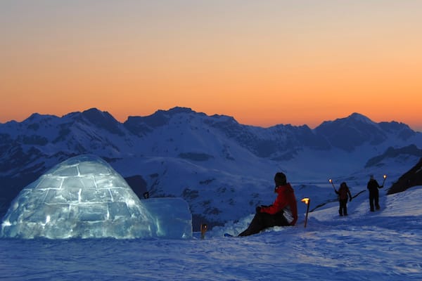 Wintersportort Engelberg-Titlis welches beinhaltet Sonnenuntergang und Schnee sowie kleine Menschengruppe
