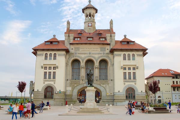 Ovid Square qui includes bĂątiment public