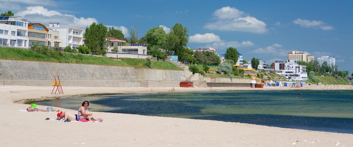 Eforie ofreciendo una playa de arena y una ciudad costera