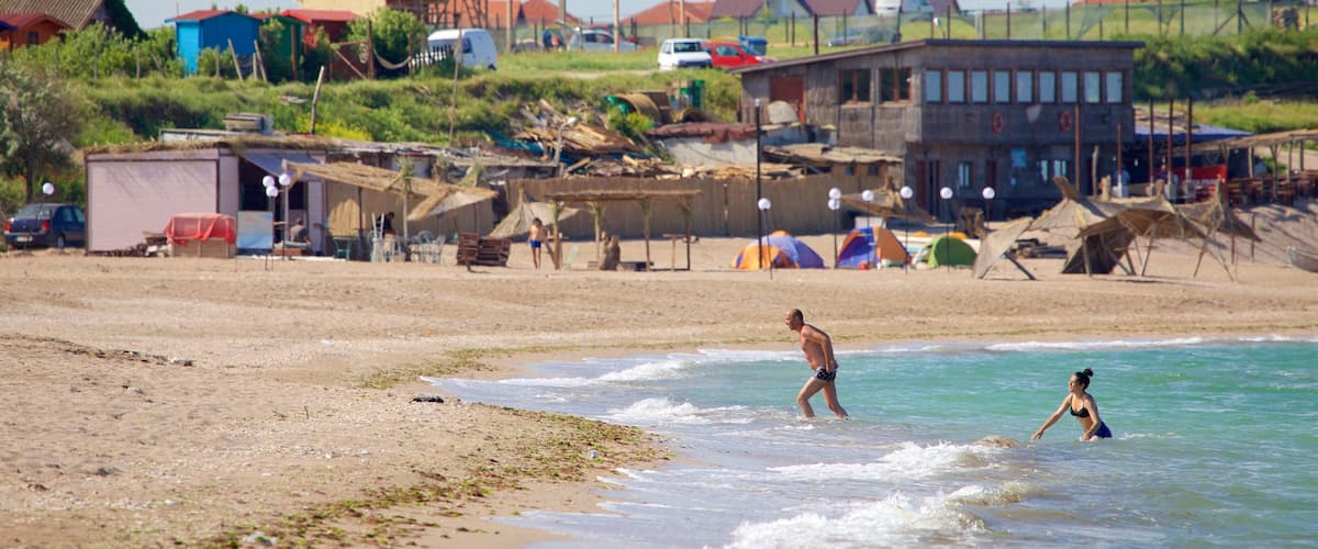 Vama Veche que incluye una playa y una ciudad costera