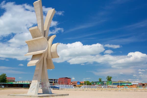 Obélisque mettant en vedette art en plein air et plage de sable