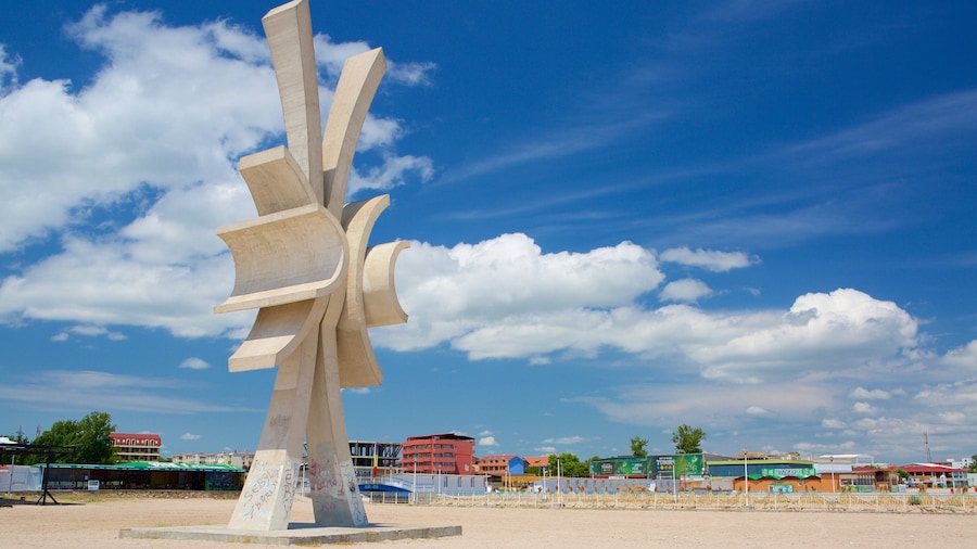 Obelisk bevat kunst in de open lucht en een zandstrand