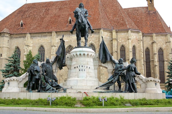 Cluj-Napoca das einen Statue oder Skulptur und historische Architektur