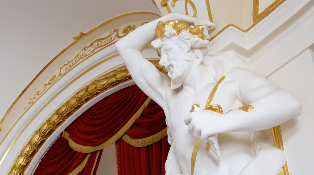 Staatstheater mit einem Statue oder Skulptur und Innenansichten