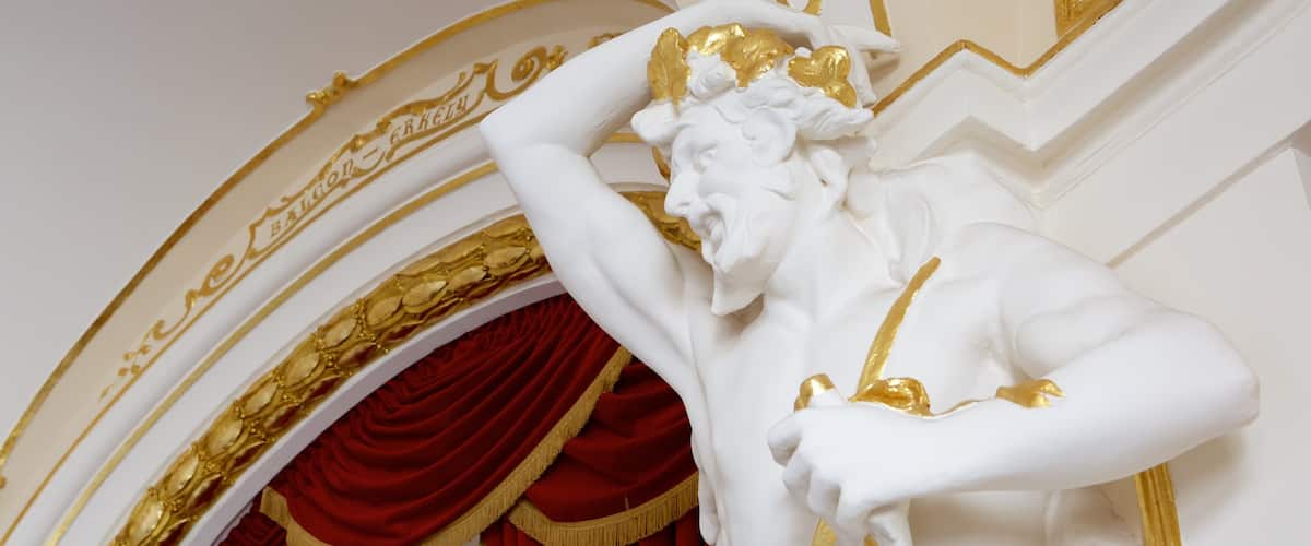Théùtre d\'Ătat mettant en vedette statue ou sculpture et vues intĂ©rieures