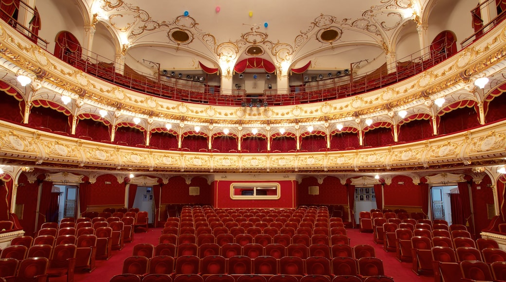 Staatstheater bevat theaters en interieur