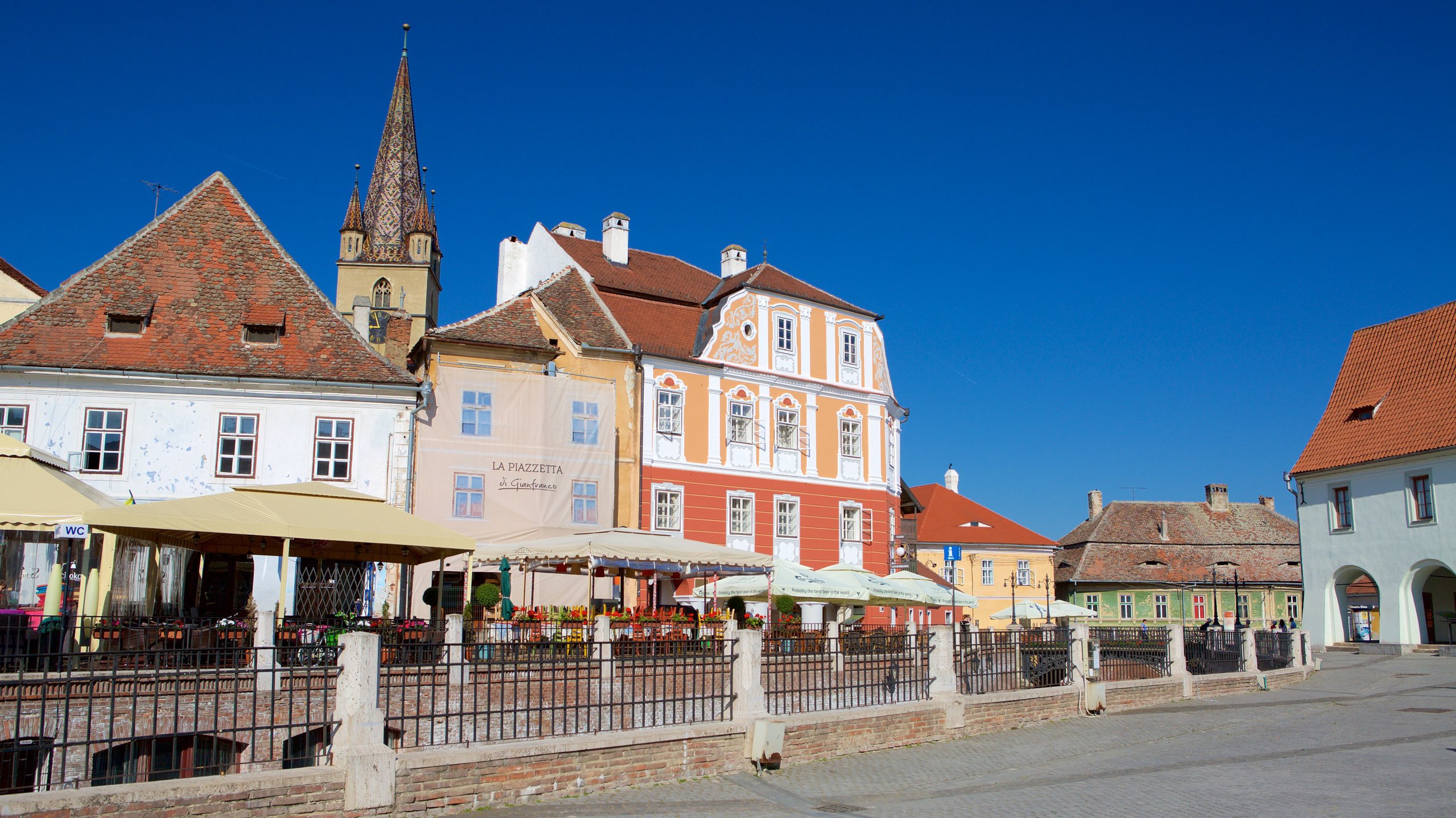 Sibiu showing heritage architecture