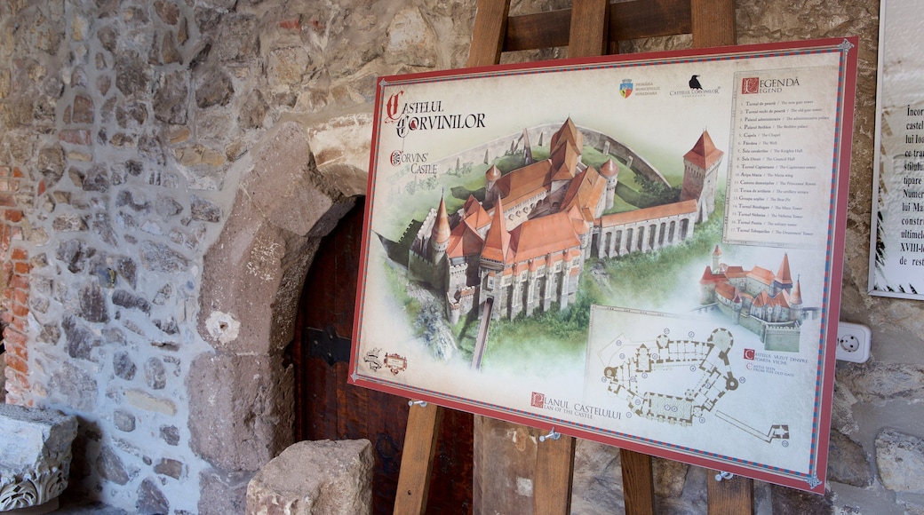 Château de Hunedoara mettant en vedette signalisation