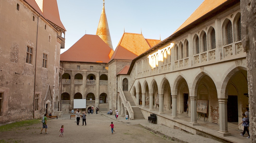 Schloss Hunedoara mit einem Sonnenuntergang und historische Architektur