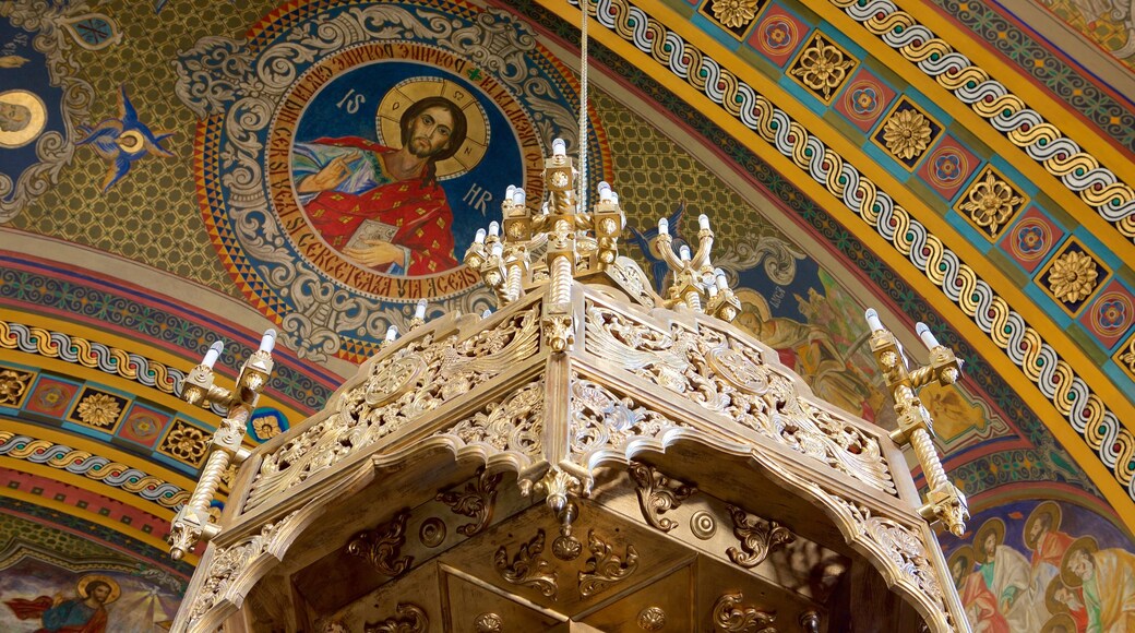 Iglesia de la Luna que incluye elementos religiosos, patrimonio de arquitectura y vistas interiores