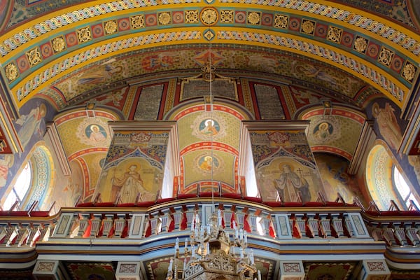 MÄnkyrkan som inkluderar religiösa element, en kyrka eller katedral och interiörer