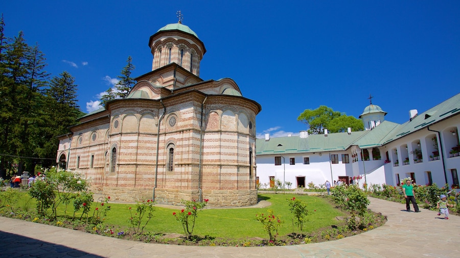 Monasterio de Cozia que incluye un jardín