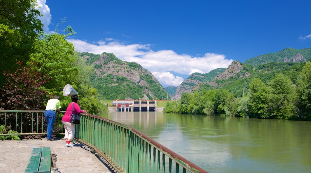 Monastero di Cozia caratteristiche di vista e fiume o ruscello