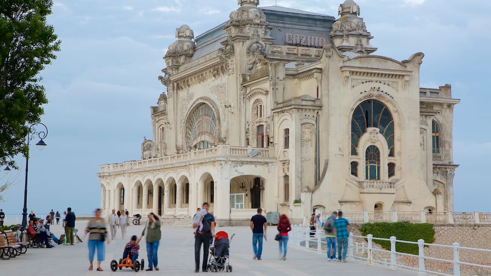Casino de Constanta que incluye patrimonio de arquitectura y también un gran grupo de personas