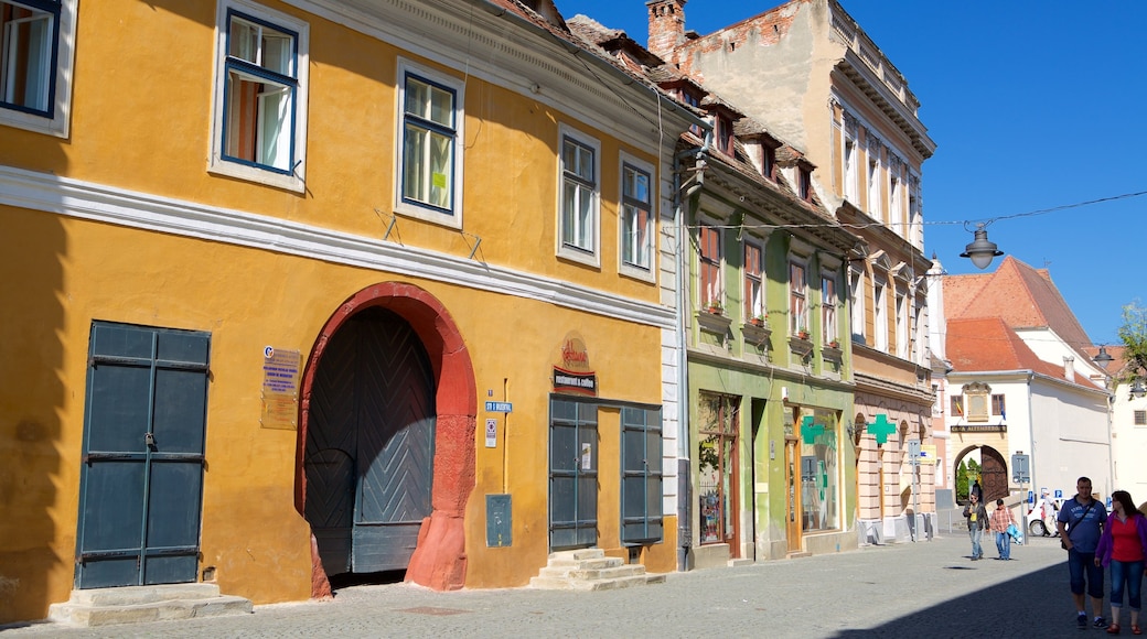 Place Piața Mare qui includes maison et scènes de rue