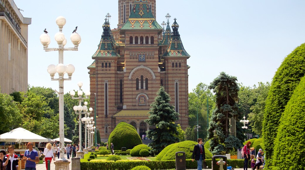 Piata Victoriei toont een tuin en historische architectuur